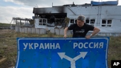 Дорожный знак в Судже. Курская область. Россия. Архивное фото.