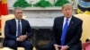 Presiden AS, Donald Trump, berbicara dengan awak media seraya duduk berdampingan dengan Presiden Kolombia, Ivan Duque, di awal pertemuan yang diselenggarakan di Oval Office di Gedung Putih, Washington, D.C., 13 Februari 2019 (foto: Reuters/Carlos Barria)