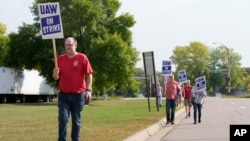 حدود ۱۳ هزار کارگر عضو اتحادیه کارگران خودرو در چندین کارخانه‌ از جمله در ایالت‌های میسوری، میشیگان و اوهایو از روز ۲۴ شهریور در اعتصاب هستند