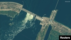 Arhivski satelitski snimak prikazuje branu Kahovka na rijeci Dnjepar u Ukrajini