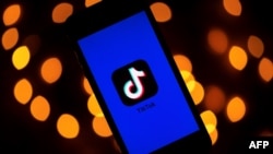 Logo aplikasi TikTok di ponsel, 21 November 2019.