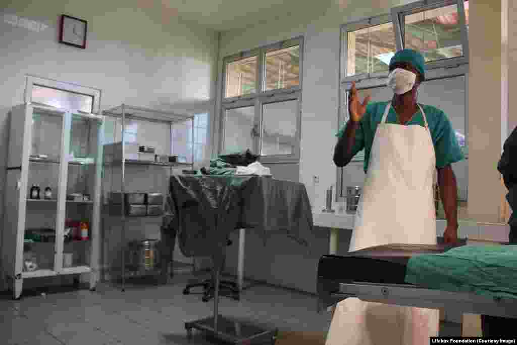 The surgeon gives instructions; runs through the World Health Organization Surgical Safety Checklist.