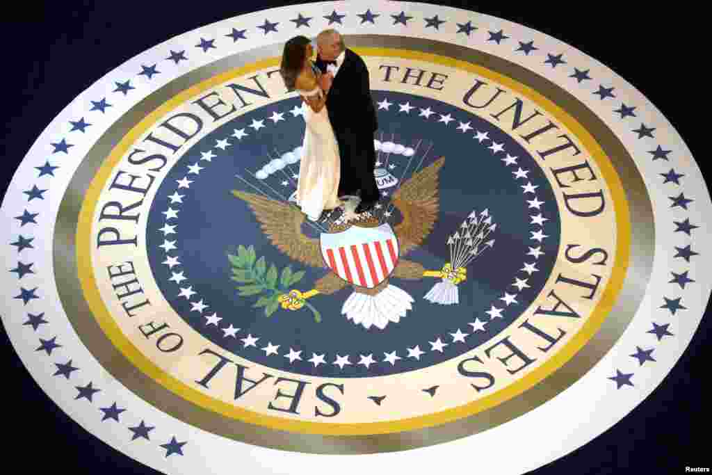 美国总统唐纳德&middot;川普和第一夫人梅拉尼亚&middot;川普在华盛顿参加就职大典庆祝舞会之一&ldquo;总司令/向武装部队致敬舞会&rdquo;（2017年1月20日）