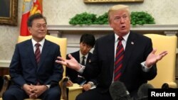 도널드 트럼프 미국 대통령과 문재인 한국 대통령이 22일 백악관 집무실에서 정상회담에 앞서 모두발언을 하고 있다.