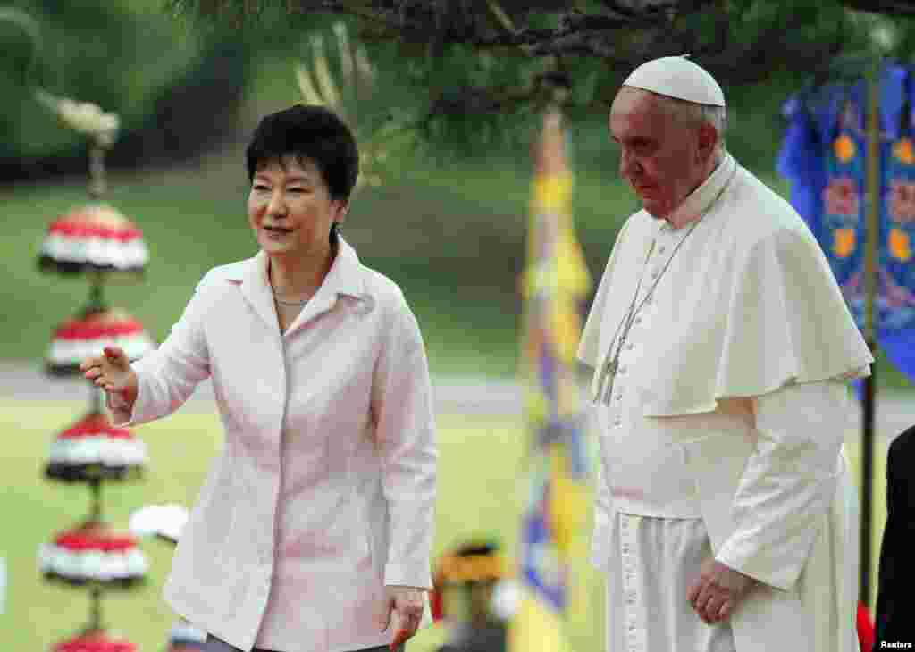 South Korean President Park Geun-hye leads Pope Francis after a welcoming ceremony at the presidential Blue House in Seoul, Aug. 14, 2014.