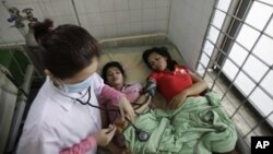 រូបឯកសារ៖ គ្រូពេទ្យ​ពិនិត្យ​សំពាធ​ឈាម​អ្នក​ដែល​រងរបួស​ក្នុង​​ហេតុការណ៍​​នៅ​លើ​​ស្ពាន​​កោះពេជ្រ។