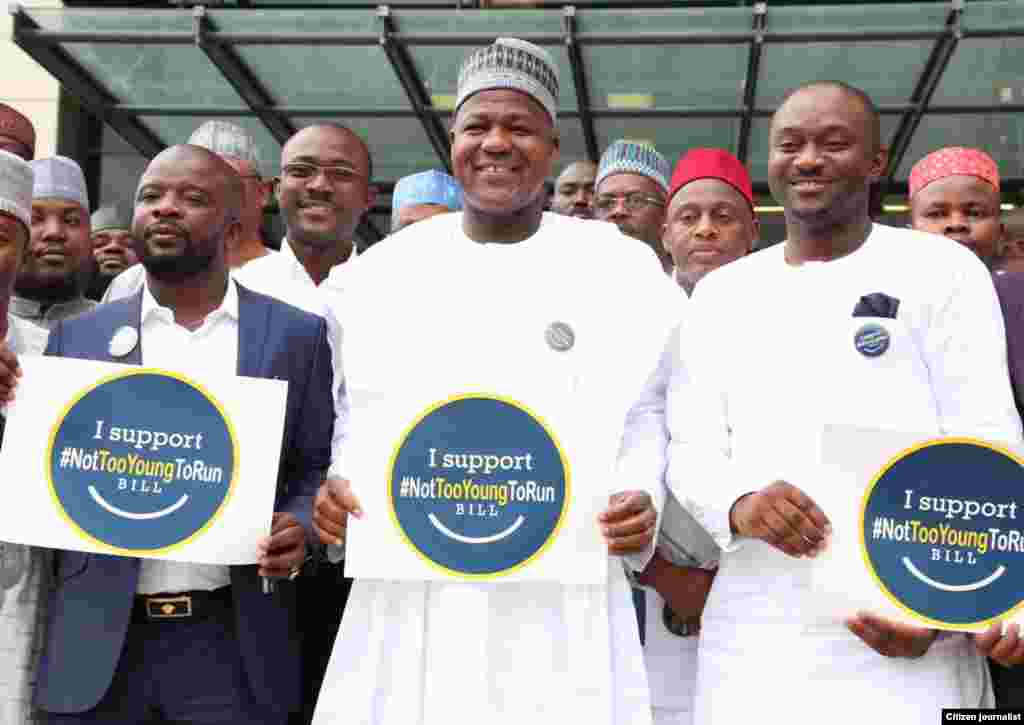 Hotunan Kungiyar Matasan Da Suke Yi Tattaki Majalisar Dattawa Domin Bukatar Rage Shekarun Shiga Takara