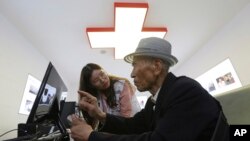 지난 6월 서울 대한적십자사에서 북한에 가족을 둔 윤기진(83)씨가 적십자 직원의 도움으로 이산가족 상봉 신청서를 작성하고 있다.