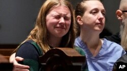 ნეშვილის სკოლაში მომხდარ სროლას გადარჩენილები, მათი ოჯახები და მეგობრები ადგილობრივ ეკლესიაში ლოცულობენ