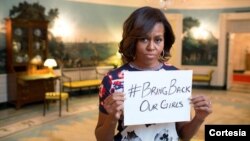 Michelle Obama tana nuna goyon bayanta ga kwato dalibai mata na Chibok da 'yan Boko Haram suka sace.