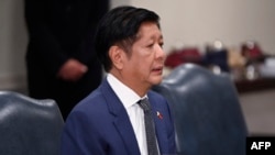 菲律宾总统小费迪南德·马科斯2024年4月12日在五角大楼会晤美国国防部长劳埃德·奥斯汀。