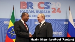 ፎቶ ፋይል፦ ጠቅላይ ሚኒስትር ዐቢይ አሕመድ፣ ፕሬዚዳንት ቭላድሚር ፑቲን ከብሪክስ በመሪዎች ጉባኤ ላይ ሩሲያ እአአ ጥቅምት 23/2024