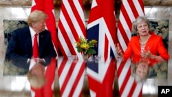 Presiden AS Donald Trump (kiri) bersama Perdana Menteri Inggris Theresa May (kanan) di Chequers, Buckinghamshire, Inggris, Jumat, 13 Juli 2018.
