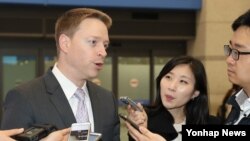 매튜 포틴저 미국 백악관 국가안전보장회의(NSC) 아시아 담당 선임보좌관이 15일 오후 인천공항을 통해 입국, 취재진의 질문에 답하고 있다.