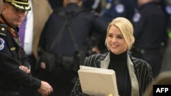 អ្នកស្រី Pam Bondi ដែល​ជា​មេធាវី​មួយ​របស់​លោក​ប្រធានាធិបតី ដូណាល់ ត្រាំ អញ្ជើញ​ទៅ​ដល់​ការ​ជំនុំជម្រះ​ដោយ​ព្រឹទ្ធសភា កាលពី​ថ្ងៃទី២៣ ខែមករា ឆ្នាំ២០២០។