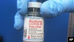 Bočica sa vakcinom kompanije Moderna (Foto: AP/Sue Ogrocki)