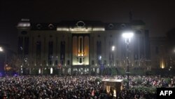 Demonstruesit mblidhen për të protestuar para Parlamentit kundër vendimit të qeverisë për pezullimin e negociatave për anëtarësim në BE deri në 2028. Tbilisi, 30 nëntor, 2024.