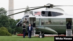 资料照片：2025年7月29日，美国总统特朗普结束苏格兰之行后在白宫南草坪走下“海军陆战队一号”专用直升机。(白宫照片)