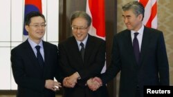 지난 1월 일본 도쿄 이쿠라 공관에서 미·한·일 6자회담 수석대표들이 회의를 시작하기에 앞서 악수하고 있다. 왼쪽부터 황준국 한국 외교부 한반도평화교섭본부장, 이하라 준이치 일본 외무성 아시아대양주국장, 성 김 미국 국무부 대북정책 특별대표. (자료사진)