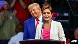 រូបឯកសារ៖ បេក្ខជន​ព្រឹទ្ធសភា​អាមេរិក​មកពី​គណបក្ស​សាធារណរដ្ឋ អ្នកស្រី Kari Lake និយាយ​ជាមួយលោក Donald Trump អំឡុងពេល​ការ​ប្រមូលផ្ដុំ​យុទ្ធនាការ​នៅ Findlay Toyota Arena ក្នុងទិក្រុង Prescott Valley រដ្ឋ Arizona ថ្ងៃទី១៣ ខែតុលា ឆ្នាំ២០២៤។