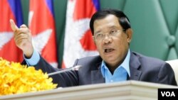 រូបឯកសារ៖ លោក​នាយក​រដ្ឋមន្រ្តី​ហ៊ុន សែន ថ្លែង​នៅ​ក្នុង​​​វេទិកា​ថ្នាក់ជាតិ​លើកទីមួយ​ស្ដី​អំពី​«​ការការពារ និង​អភិរក្ស​ធនធាន​ធម្មជាតិ​»​ នៅ​វិមា​ន​សន្តិភាព នៅ​ថ្ងៃ​ច័ន្ទ ទី​២២​ ខែ​សីហា ឆ្នាំ​២០១៦ នៅរាជធានីភ្នំពេញ។​ អង្គការ​សង្គមស៊ីវិល សកម្មជន​បរិស្ថាន​រាប់​សិប​នាក់សម្ដែងការ​ព្រួយបារម្ភ​អំពី​បញ្ហា​បរិស្ថាន​នៅ​កម្ពុជា​។ (ឡេង ឡែន/VOA)