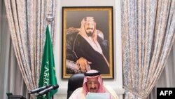 살만 빈 압둘아지즈 사우디 국왕이 23일 네옴의 왕궁에서 75차 유엔 정기총회를 위한 화상 기조연설문을 읽고 있다.