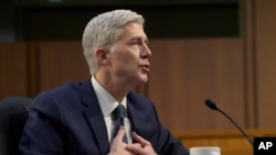 Calon Hakim Mahkamah Agung Neil Gorsuch memberikan keterangan di Gedung Capitol di Washington, 22 March 2017. (Foto: dok).