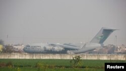 ভারতের অমৃতসরে ভারতীয় অভিবাসন-প্রত্যাশীদের নিয়ে যুক্তরাষ্ট্রের একটি সামরিক বিমান অবতরণ করছে। ৫ ফেব্রুয়ারি, ২০২৫। 