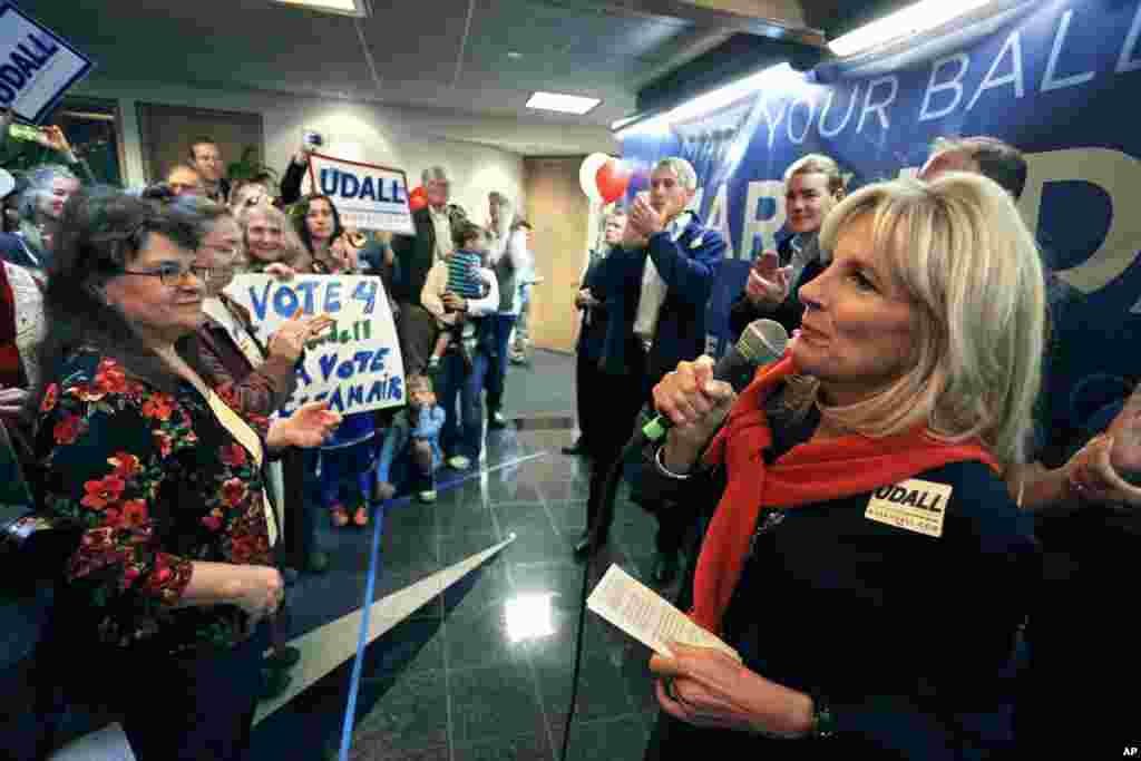Jill Biden, à droite, épouse du vice-président Joe Biden, mène la champagne avec le Sénateur américain Mark Udall, D-Colo., troisième, et le Sénateur américain &nbsp;Michael Bennet, D-Colo., deuxième à partir de la gauche, àin Boulder, Colo., samedi le 1er novembre 2014. (AP Photo/Brennan Linsley) 