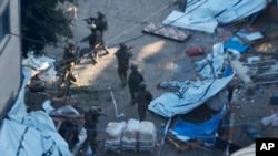 نظامیان اسراییلی در حال ورود به شفاخانۀ الشفاه در غزه