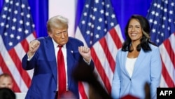 ARHIVA - Donald Tramp, tada republikanski predsednički kandidat i bivša članica Predstavničkog doma Tulsi Gabard na predizbornom skupu u Lakrosu u Viskonsinu 29. avgusta 2024. 