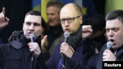 Pemimpin oposisi Ukraina, Vitaly Klitschko (kiri), Arseniy Yatseniuk dan Oleh Tyahnybok menuntut Presiden Viktor Yanukovych mengakhiri tindakan keras pemerintah terhadap demonstran.