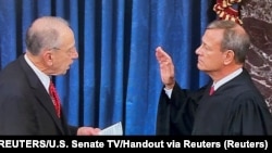 도널드 트럼프 미국 대통령 탄핵 심판의 재판장을 맡은 존 로버트 대법원장(오른쪽)이 16일 의회에서 선서했다.