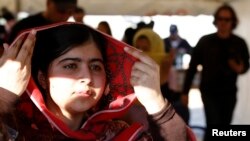Nobel mukofoti sovrindori Malala Yusufzoy 2012-yil, 12 yoshida Svot vodiysida uyiga ketayotib boshidan o'q yegan edi.
