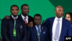 Samuel Eto'o (à g.) lors de l'assemblée générale de la Confédération africaine de football au Caire le 12 mars 2025.