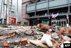 เศษขยะจากเหตุระเบิดที่หล่นมากองที่ทางเข้าห้าง ชิน กง มิตสุโคชิ ในเมืองไท่ชุง ไต้หวัน เมื่อ 13 ก.พ. 2568