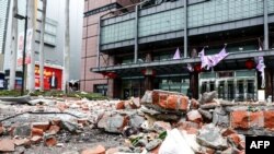  ເສດຊາກຫັກພັງ ( ຝາກໍ່ດິນຈີ່ ) ຕົກລົງມາຈາກຊັ້ນ 12 ເຫດແກັສລະເບີດ ທີ່ຫ້າງຊັບພະສີນຄ້າ Shin Kong Mitsukoshi ໃນເມືອງ ໄຖຈົງ ເມື່ອວັນທີ 13 ກຸມພາ 2025 