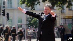 6月7日，乌克兰总统波罗申科在基辅索非亚广场总统就职仪式上向民众打招呼。（资料照片）