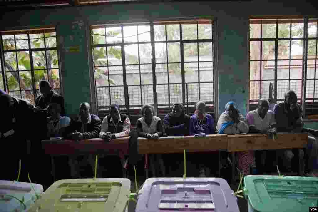 Election observers from all of Kenya&#39;s political parties lined the walls of each classroom, March 4, 2013. (R Gogineni/VOA)