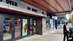 ប៉ូលិស​ត្រួតពិនិត្យ​មើល​កន្លែង​កើតហេតុ​​បាញ់​ប្រហារ​នៅ​តំបន់ Uptown ក្នុង​ក្រុង Minneapolis កាល​ពី​ថ្ងៃ​ទី​២១ ខែ​មិថុនា ឆ្នាំ​២០២០។ មនុស្ស​មួយ​ចំនួន​ត្រូវ​គ្រាប់​កាំភ្លើង និង​មនុស្ស​ម្នាក់​ស្លាប់ ក្រោយ​ហេតុការណ៍​បាញ់​ប្រហារ​កាល​ពី​រំលង​អាធ្រាត្រ​រ​ឈាន​ចូលថ្ងៃអាទិត្យ។ ​