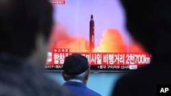 Warga Korsel menonton berita peluncuran rudal Korut dari sebuah layar lebar di stasiun kereta api di Seoul, Selasa (29/8). 