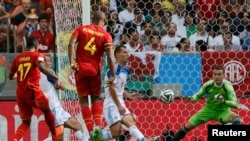 Pemain Belgia, Divock Origi (kiri) menyaringkan gol ke gawang Rusia dalam pertandingan Grup H dalam Piala Dunia 2014 di Rio de Janeiro (22/6). (Reuters/Alessandro Garofalo)