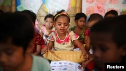 ក្មេង​រ៉ូហ៊ីងយ៉ា​ភៀស​ខ្លួន​រៀន​ភាសា​មីយ៉ាន់ម៉ា នៅ​ជំរំ​ជនភៀស​ខ្លួន​នៅ​ក្នុង​ក្រុង Cox's Bazar ប្រទេស​បង់ក្លាដែស កាលពី​ថ្ងៃទី៩ ខែមេសា ឆ្នាំ២០១៩។