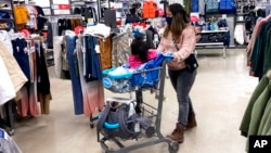 រូបឯកសារ៖ អតិថិជន ទិញ​ទំនិញ​នៅ​ហាង​លក់រាយ​មួយ​កន្លែង នៅ​រដ្ឋ Ilinois កាលពី​ថ្ងៃទី១៣ ខែវិច្ឆិកា ឆ្នាំ២០២១។