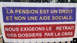 Banderoles des retraités manifestant devant la marie à Brazzaville, au Congo pour leurs pensions impayées depuis 11 ans (Arsène Séverin/VOA)