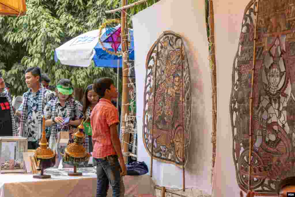 ការតាំងបង្ហាញ​នៅក្នុង​រោង​ដាប់ដាប់ស្បែក​ នៅក្នុងកម្មវិធី​ «បុណ្យភូមិ», នៅរាជ​ធានីភ្នំពេញ, នៅថ្ងៃទី០៦ ខែមេសា ឆ្នាំ២០១៩។ (ខាន់ សុគុំមនោ/VOA)