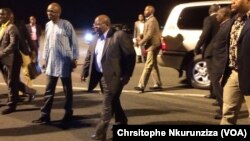 mpatanishi wa mazungumzo ya Burundi rais wa zamani wa Tanzania Benjamin William Mkapa, akipokelewa na waziri wa mambo ya nchi za nje wa Burundi alipowasili Bujumbura, Burundi, Disemba 7 2016. (VOA/Chrsitophe Nkurunziza) 