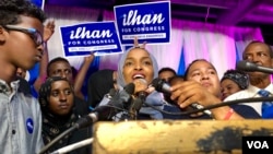 Minnesota shtatidan Kongress uchun demokratlar nomzodi Ilhan Umar (markazda) tarafdorlari davrasida, 2018-yil, 14-avgust.