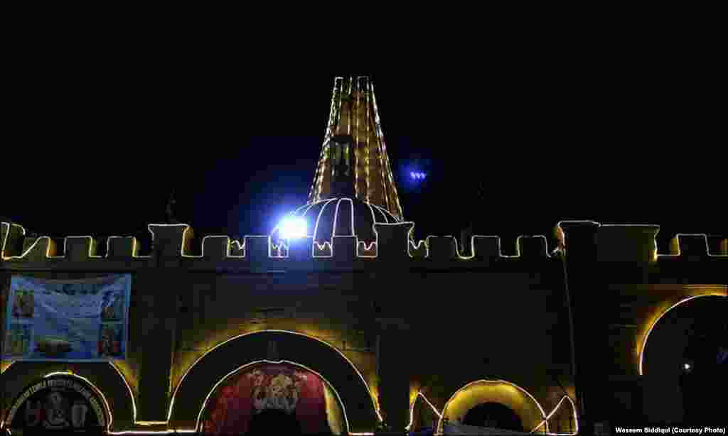 رام سوامی نارائن مندر، رات کے وقت کا ایک منظر