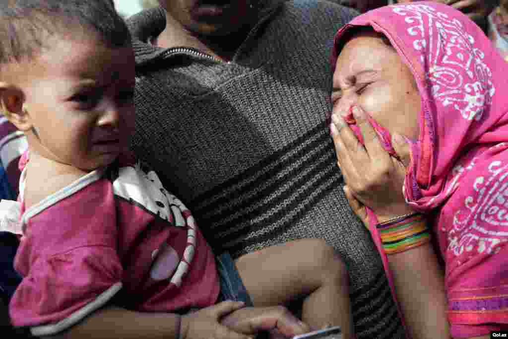 Relatives mourn the death of a garment worker killed in a fire on the outskirts of Dhaka, Bangladesh, November 25, 2012.
